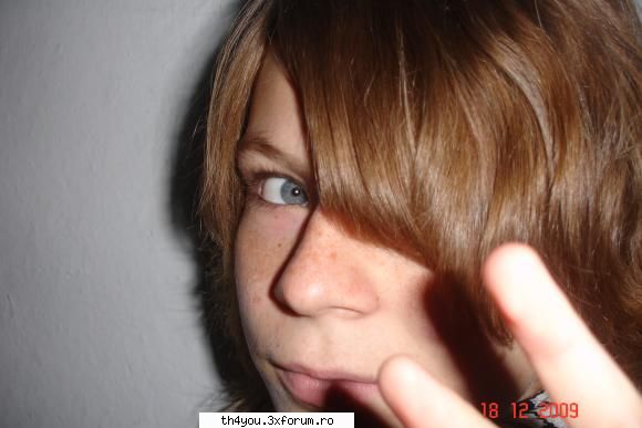 buna eu sunt iulica  ;)  aratzi superb  :uimit:  :rolleyes: nu ca mn nu?  :zzz:  :nod: miss